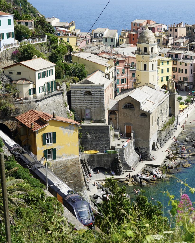 Et tog kører langs kysten i nationalparken Cinque Terre, Togbilletten.dk Togbilletten.dk