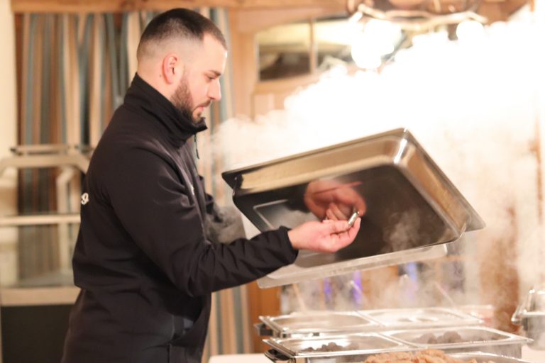 Toker Catering Osnabrück Melle Partyservice mit einem Grillmeister