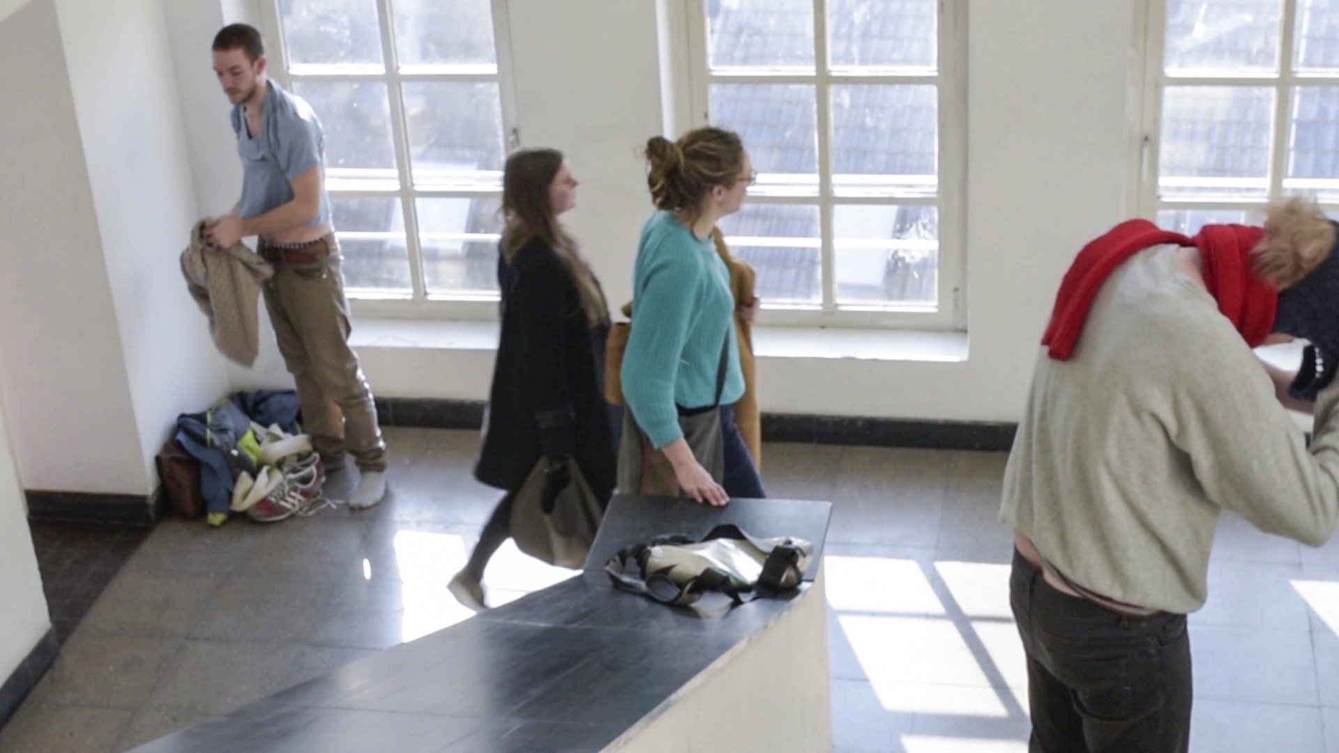 Kleidertausch / dress exchange, action view, video still, 2015