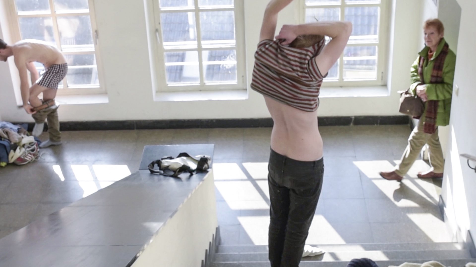 Kleidertausch / dress exchange, action view, video still, 2015
