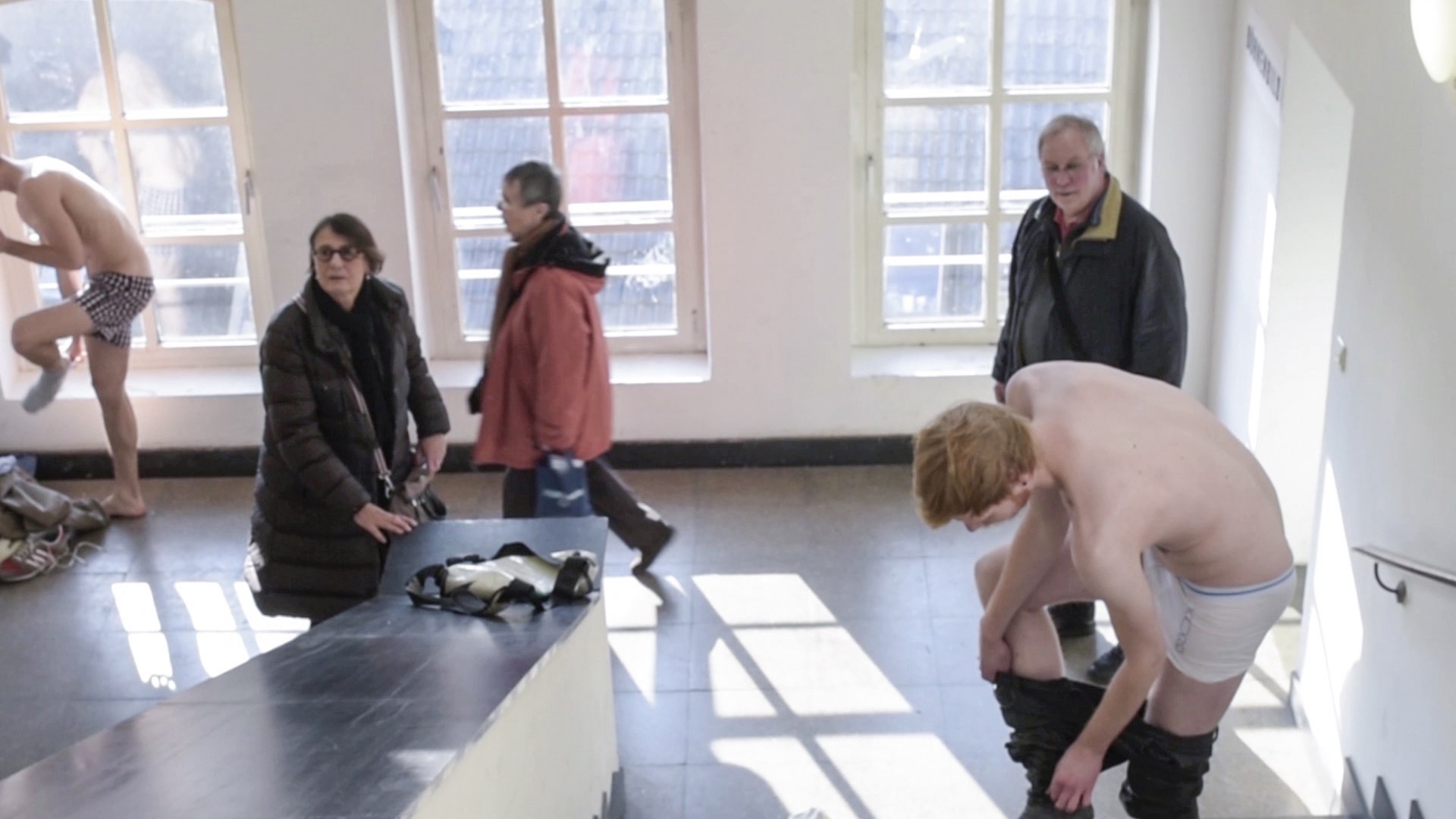 Kleidertausch / dress exchange, action view, video still, 2015