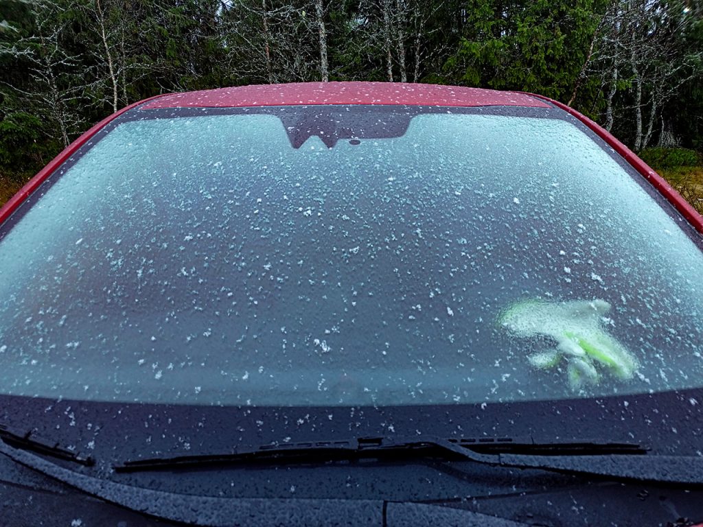 frusen bilruta på morgonen