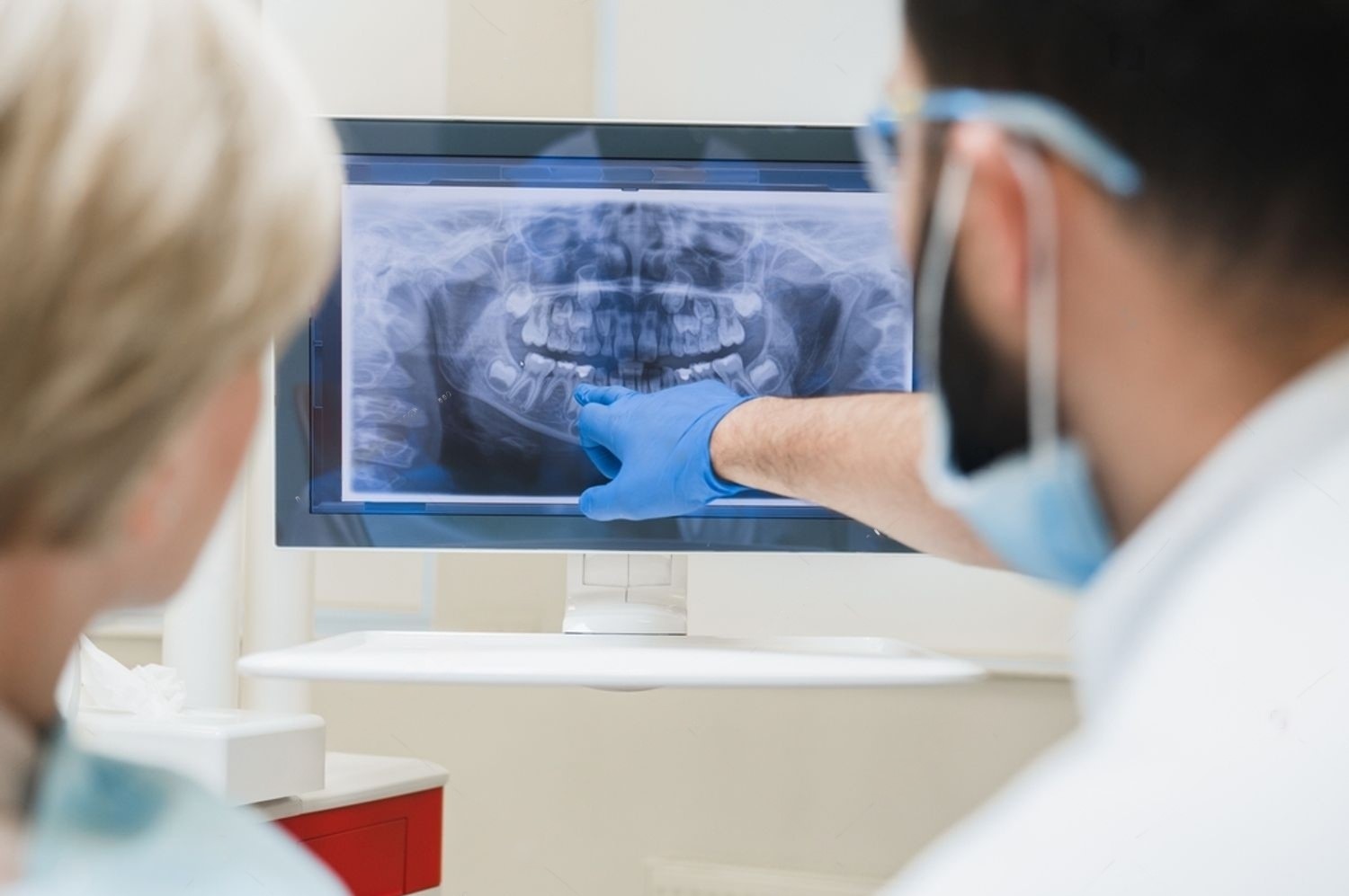 https://usercontent.one/wp/www.tooth-tastic.com/wp-content/uploads/2024/08/7-Dental-X-ray-Consultation.jpeg?media=1726058535