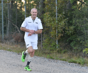 Svein Bergerud sendte disse ordene om sitt løp: "På hengende håret og i dag et veldig tynt hår. Fin flyt og hyggelig prat nedover grusen mellom Sletner og meg, men så var det inn i bobla. I bobla betyr fullt fokus på løpet. Passe tempo til den 1. km som gikk på 4:25, uten å ha brukt unødig mye energi. Passerer så flere, men sliter i ettertid med hvem pga den bobla jeg befinner meg i. Helt sikkert vet jeg at Glenn Olufsen var bak og foran hele tiden. En liten fight mellom oss der jeg satt med følelsen av at han lekte med meg. Vel, i dag hadde jeg mer hjelp av ham enn han av meg. Liansvingen på 10:58, som betydde at 22-tallet var innen rekkevidde. Ut på grusen på 20:02 og hadde 2:57 på meg. Glenn dro, mens jeg lå i ryggen på Amund Stenersen som nr.3. Litt krise da 100 meter gjenstod, så gav alt og litt til. Jublet inne i meg da jeg hørte Pers kraftfulle røst rope ut 22:59 i det jeg løp over mål. -Som jeg begynte, et veldig tynt hår da min klokke stoppet på 22:59:8. Et morsomt løp der jeg vil takke Glenn for en fin fight, der han til slutt viste seg å være hakket vassere. Tre løp under 23 min i en sesong har jeg aldri tidligere klart. I dag er jeg fornøyd med alt. "