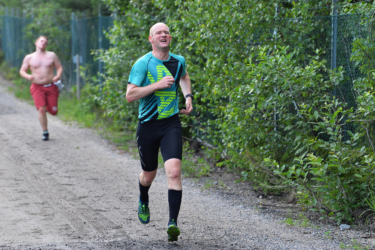 Av Lars Noreng fikk vi denne kommentaren: "De siste løpene har jeg kjent at beina har vært litt tunge og stive, så denne uken har jeg satset på mye hvile og lite trening før løpet. Jeg kjente at beina var gode fra start. Da Raymond passerte litt etter 1 km gjorde jeg det jeg kunne for å henge på, det gikk til 3 km og jeg hadde nytte av å se ryggen hans etter det også. Magne kom opp på oppløpet og bidro til at jeg holdt bra fart der - nok til årsbeste og tangering av persen fra fjoråret. Veldig fint å løpe i dag, takk til arrangør og alle deltakere ?".
