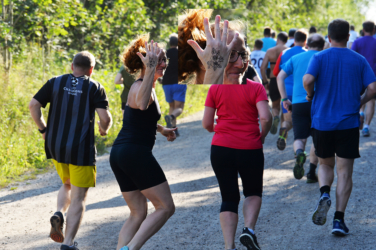 Christine Norvang (29:10) sendte oss denne kommentaren: "I dag kom jeg hjem til Sarpsborg kl. 16.30 etter tre uker på ferie. Jeg var veldig fornøyd med at jeg rakk hjem til Torsdagsløpet. Men tre uker med ferie, lite trening og kanskje litt for mye "one glass of white wine, please" det gjør noe med kroppen. På siste dagen i Kroatia tok Mari (6 år) og jeg lik henna tatovering. Mari valgte og jeg er kjempefornøyd. Ble den ikke fin kanskje?"