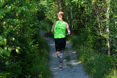 Fotograf Pål Kirkerød ble overrasket over at Eirik Næsset Ramtvedt kom så fort til toppen av Hundebakken, for dette bildet bakfra ble det eneste av Eirik som vant med tiden 17:55.