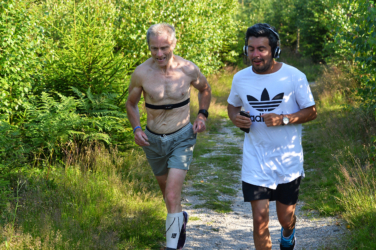Svein Bergerud til v. skrev dette om løpet: "Nye og superlette Asics Tartherzeal, og en form som har vært god var målet enkelt og greit ny årsbeste. Varmt i dag og ikke helt i slag timene før start gjorde meg noe usikker. Når man står klar til start er det bare å fortrenge negative tanker. Fin flyt langsmed gjerdet og 1. km passeres på 4:24. Bra fart frem til den andre som passeres på 8:55. Ny grus opp mot Gml. Kongevei, så noe sugende der. Baustad var offensiv, så da jeg passerte ham før Liansvingen (10:55) sa jeg «heng deg på» Ble mye alene etter det, men hadde en stund følge av Prozo ansatte Magnus Thorsen. Som sponsor for Søndagsløpet lar jeg meg selvsagt slå av ham. 2. halvdel 2 sek svakere kan jeg tåle, så lenge det blir ny årsbeste med 23:10. Gledelig var det at intervall kompis Baustad perset. Mye å være fornøyd med på en sånn dag ?"