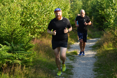 Alexander Baustad kunne fortelle dette om sitt persløp: "Med kort shorts og raske sko til start håpet jeg på pers, åpnet på 4:20 hadde grei flyt til 2 km fikk en fin overraske iform av grus isteden for sand ?, krysset Gamle Kongevei da kom Bergerud opp og forbi, prøve litt å henge på men i Liansvingen slapp jeg han. Da måtte jeg jobbe med å holde tempo oppe alene resten av veien inn. Så Svein foran i det fjerne på grusen å øynet håpet om Pers. Ga det jeg hadde inn når jeg hørte Per ropte tidene på de foran meg. Ny Pers 23:43 ?"