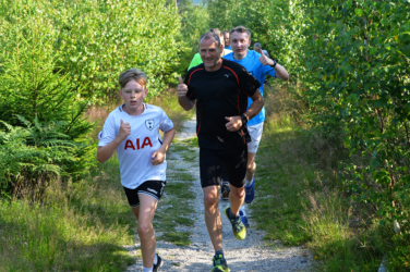 Løpets yngste Anders Nygård debuterer med tiden 25:53 som er ett sekund foran pappa Alt- Martin. Jonas Kirkerød bak 25:51.