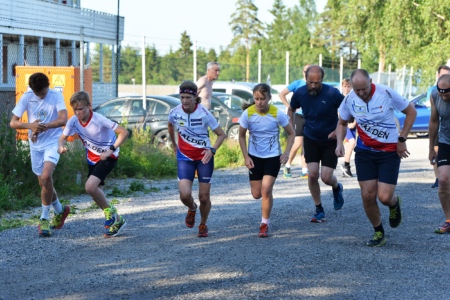 Ole Gudbrand Dalen, Martin Bryggen, Runa Lien Backstrøm, Marie Lien Backstrøm, Magne Svandal, Pål Backstrøm og Frode Andersen har 5,1 km foran seg