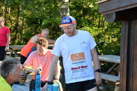 Alexander Baustad med Kalnes Ultraløperklubbs fine trøye som skal benyttes søndag under Vestfold Historic Ultra Trail 2020 på 48 km