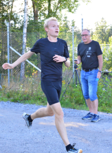 Even Bentzen Løvås vinner løpet med pers 17:41, og er dermed den fjerde dette året som har løpt på 17-tallet