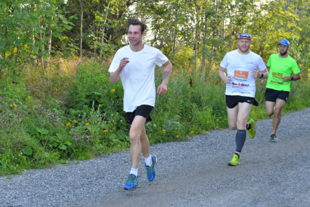 Kristian Austvik Dahl debuterer med 26:01, og Alexander Baustad og Knut Willy Steen roer ned før søndagens Vestfold Historic Ultra Trail med 25:01 og 25:02