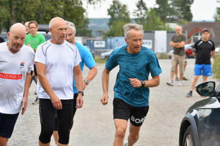 Det ble litt trøblete for starten i gruppe 5 pga. en sjåfør som syntes det var helt greit å stoppe helt inntil startstreken, men her setter de likevel av gårde til riktig tid på hver side av bilen