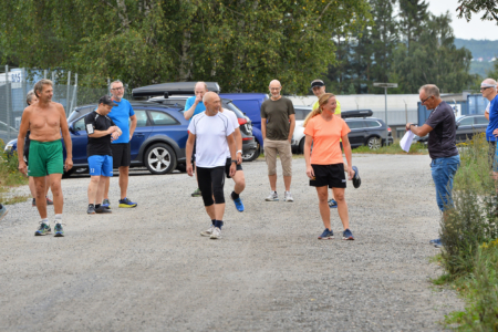 De fleste tok bilopptrinnet med godt humør,
og her hører Tom Sognlien i grønn shorts, Stein Jensen og Christine Norvang på hva tidtaker Per Prøitz har å si. Sistemann i gruppe 7, Ståle Myrvold, er delvis skjult bak Stein.
