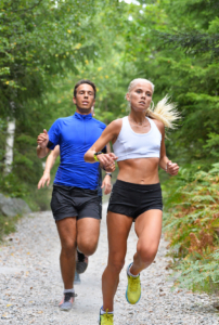 Josef Myhren Bouchleh debuterer med andreplass og tiden 19:33, mens Julie Larsen tar tredjeplassen med 19:37