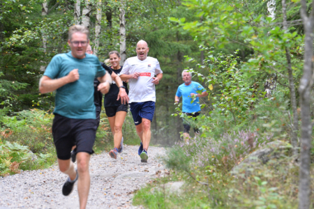 Selv etter 4,3 km er humøret på topp. Caroline Kultorp perser med 24:17 og Roar Henriksen tangerer årsbeste fra forrige løp med 24:32