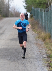 Lars Noreng skrev dette på Strava om sitt løp:
</p> På 21-tallet tre av tre lørdager så langt, det er strålende 😊
</p> Jeg håpet på å kopiere løpet for en uke siden (21.35). Etter første km lå jeg også an til det, men da jeg kikket på klokka ved Paulsrudholtet skjønte jeg at passeringen ved 2 km ville være noen sekunder bak. Jeg synes jeg holdt tempoet greit, men da Pål V passerte meg før Prøitz-toppen og jeg ikke klarte å følge, var det en ny indikasjon på at det gikk litt for sakte. Da gjaldt det å løpe for å komme under 22 blank, løp på 21-tallet er som kjent alltid bra. Etter å ha forsert Helgekneika (ca. 4,2-4,3 km) hadde jeg grei kontroll på det. For øvrig helt strålende forhold i skogen denne novemberdagen og som vanlig et supert arrangement.