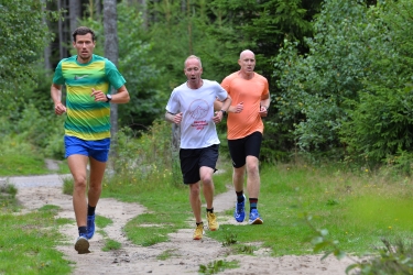 Tetgruppen har passert Gamle Kongevei for 2. gang. Fra v. Daniel Skjelhaugen, Lars-Andreas Eriksen og Kristoffer Rostad