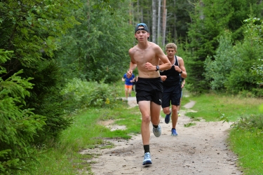 Mika Aaaserud bor i Canada og er på vei mot personlig rekord som for to uker siden. Far og to søsken deltar også i løpet. Bak Mika sees Alexander B. Halle.