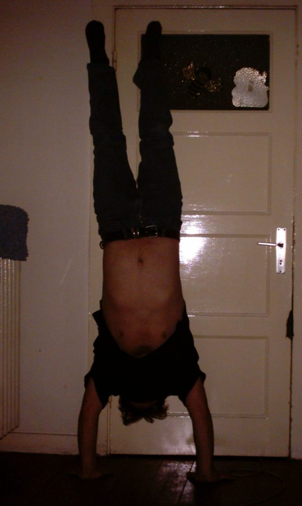 Songwriter Torsten macht einen Handstand an der Tür