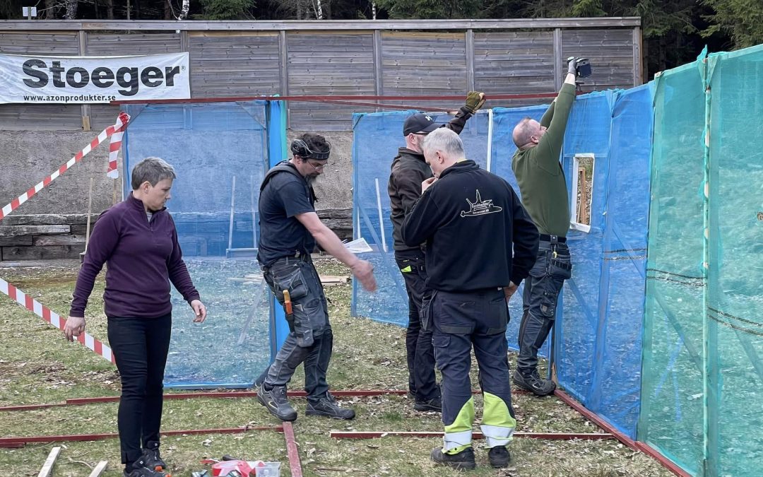 Helgen 13-14 April 2024 genomförs VSC #1 i IPSC skytte på vår bana utmed väg 26. Utan uppslutning av alla våra medlemmar hade ej arrangemangen varit genomförtbart, ett stort tack till alla härliga medlemmar! Eftersom markägarna som gränsar till banan ej kunde undvara eller tänka sig sälja eller arrendera ut de ynka 30x70m till schyssta villkor, är vi även fortsättningsvis tvungna att genomföra tävlingen med 2 skifts upplägg med skytte under 2 dagar för att få igenom de 120 accepterade anmälda skyttarna, med en utökning av skjutbanan hade matchen kunnat genomföras på en dag och de total 157 skyttarna anmälda skyttarna hade kunnat erbjudas plats, men saknas viljan och förståelsen och samhällsnyttan av ideella klubbar insatser går det tyvärr inte att förverkliga.