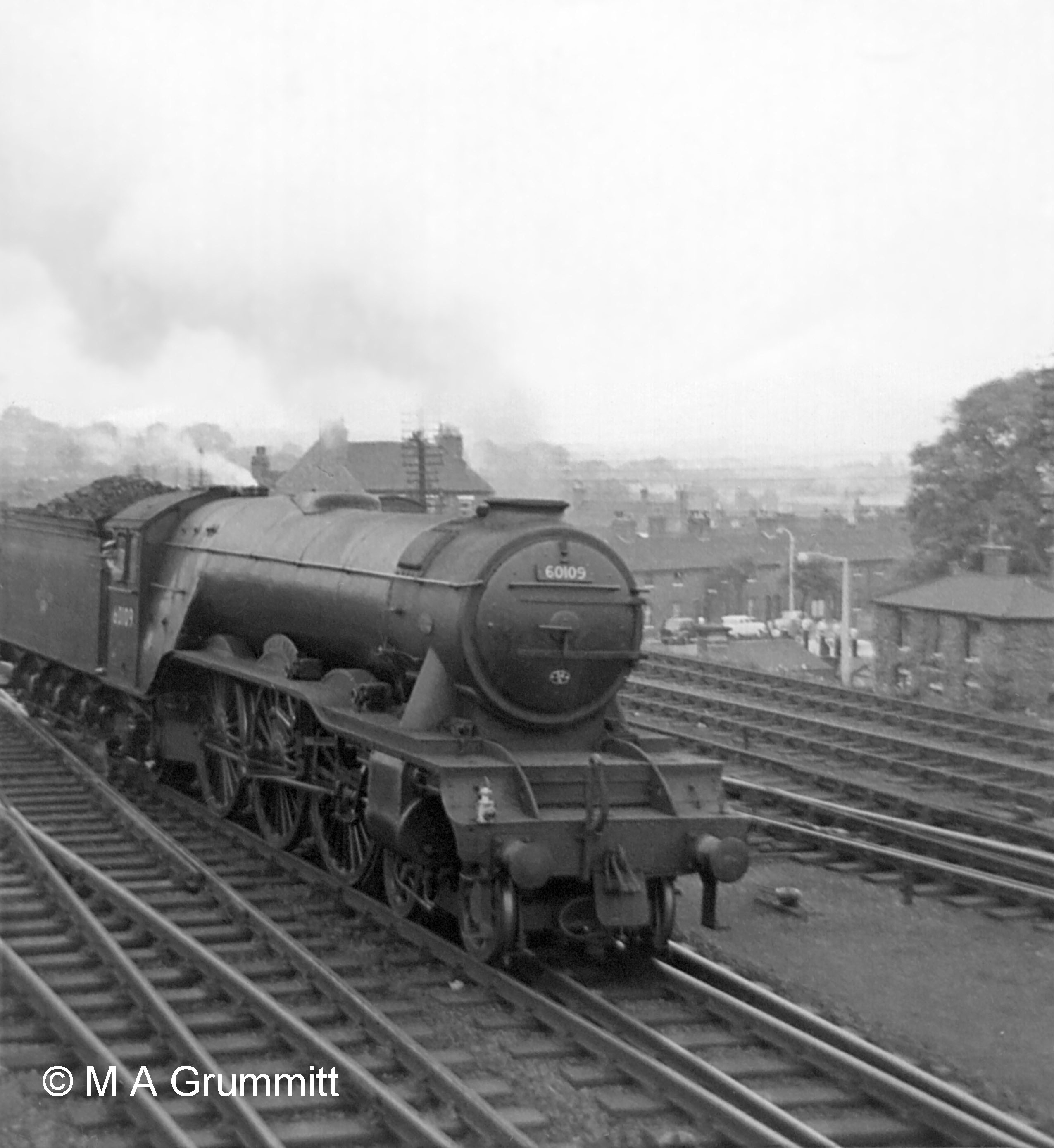 No. 60109 Hermit is moving south off the Nottingham line and is probably heading from the shed to the engine siding at the Yard Box to take over a London-bound express. It is carrying a technically incorrect headlamp code because a lamp over the right buffer signifies Class J, a through mineral or empty wagon train. Carrying the single front lamp in this position, however, meant an easier job for the fireman on taking over an incoming train because he only needed to bring the tail lamp to the front left buffer, easily done from the platform, to convert this to the express passenger headcode. Photograph by Mick Grummitt.