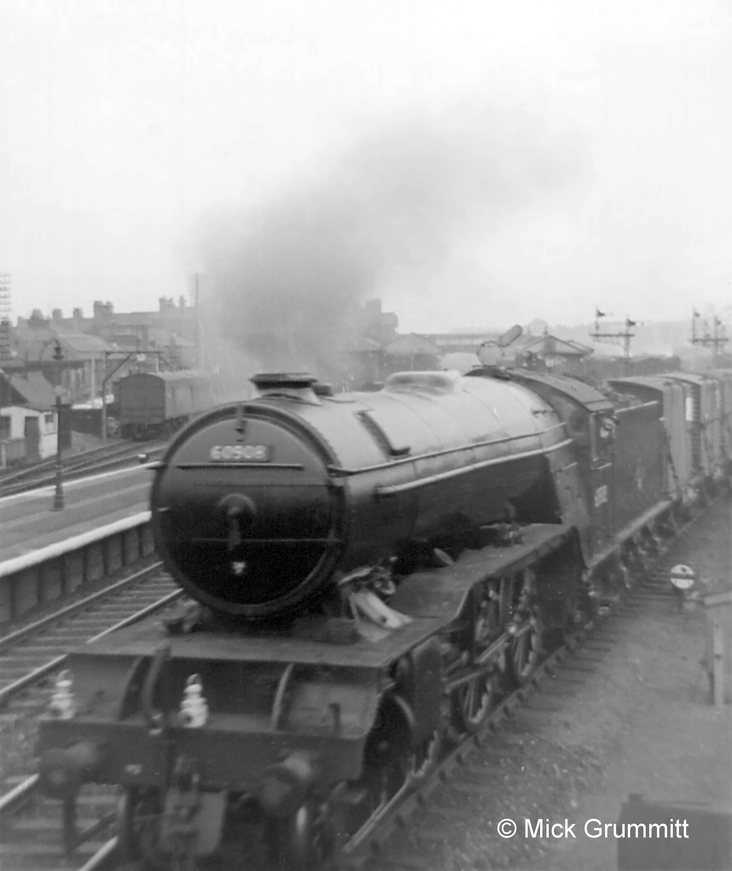 Viewed from the relay room roof, a northbound fully fitted freight train regains the Down Main line from the Up & Down Goods line. This was train 714 which wouldn’t normally stop at Grantham but was booked to do so to take water while Werrington troughs were out of action for maintenance. Class V2 No.60908 returned to traffic from overhaul at Darlington Works in September 1959, so the sparkling condition of its paintwork indicates a possible autumn 1959 date for this photo. Photograph by Mick Grummitt.