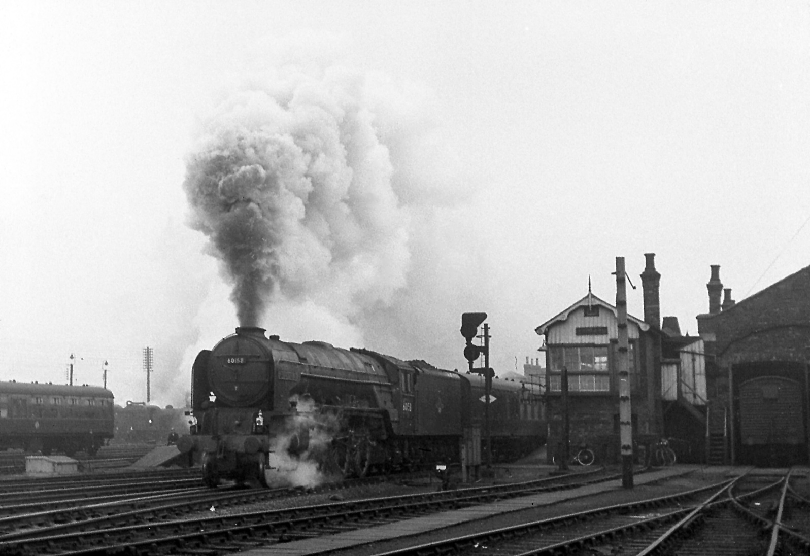 Access to the Yard Box was by a wooden staircase at the rear, betwen the box and the adjacent Goods Shed, as seen in this photograph of Class A1 No. 60158 Aberdonian departing for the south. Photograph by Noel Ingram, used with permission from Steam World.