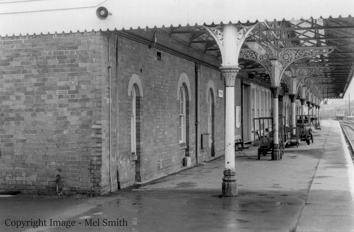 Platform 4 looking south from a point next to the telephone box and footbridge steps. Copyright Image - Mel Smith