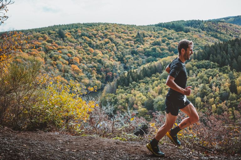 Trailen en kajakken in duo tijdens de Trail du Barrage