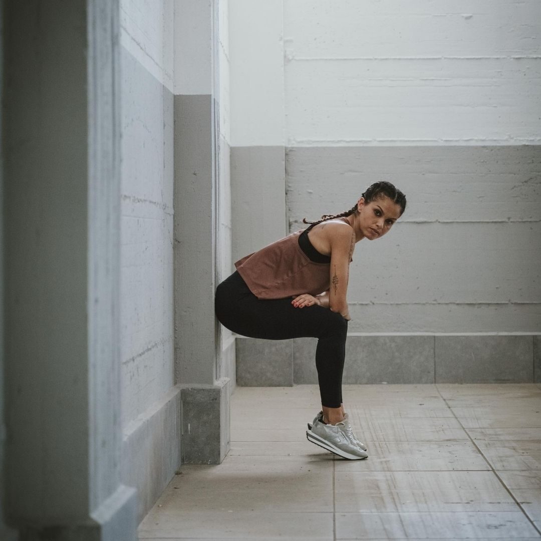 Trainer Donna Donna sportiva appoggiata a muro