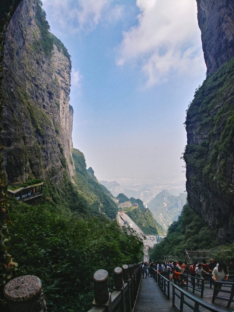 999 Stufen zur Tianmen Cave ins Tal