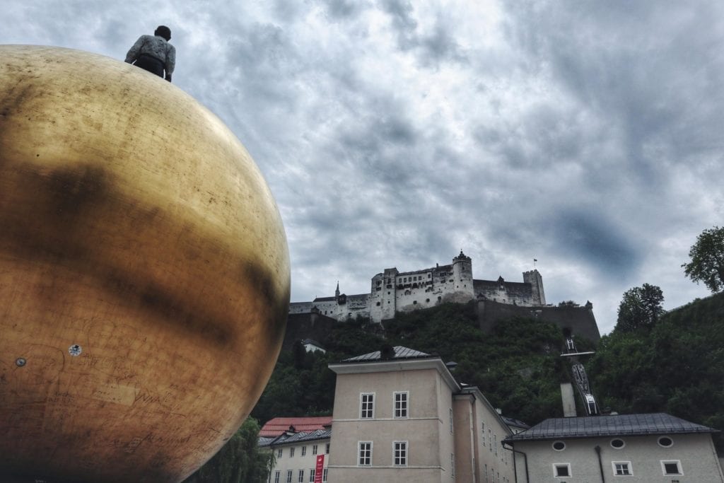 Mozartkugel mit Mann auf dem Kapitelplatz Salzburg