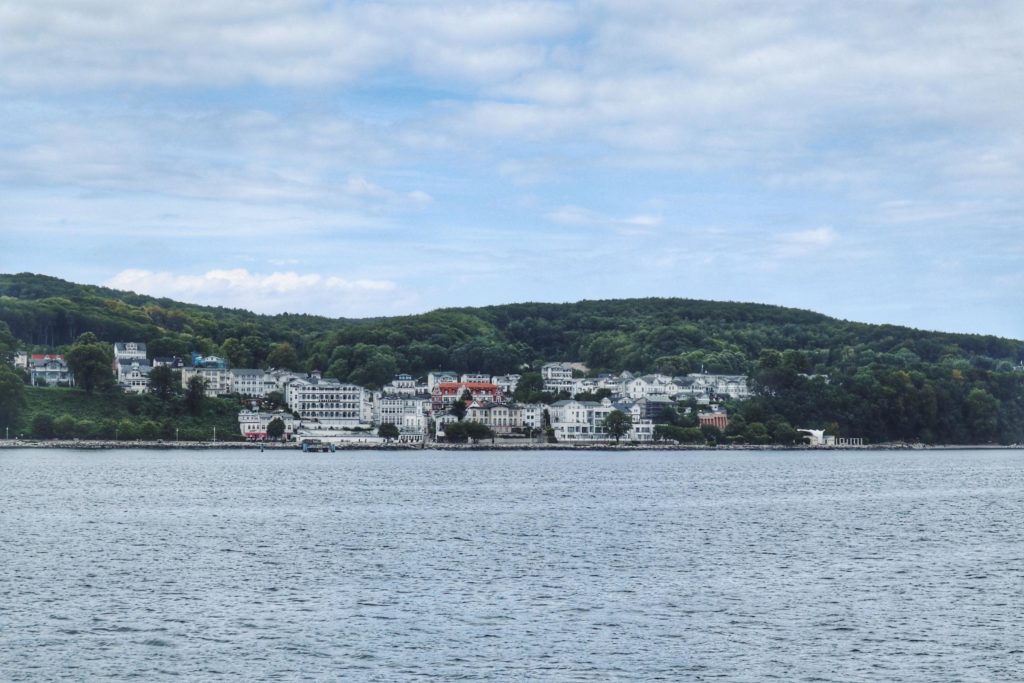 Sassnitzer Altstadt mit weißen Häusern