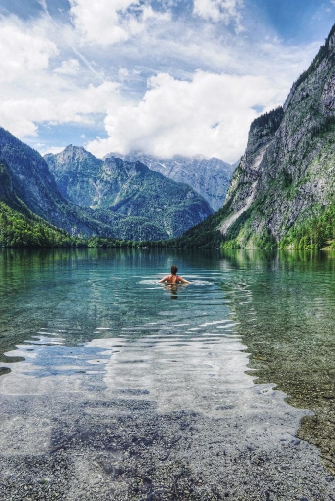 Travellerin Lisa im Obersee beim KönigsseeTravellerin Lisa im Obersee beim Königssee