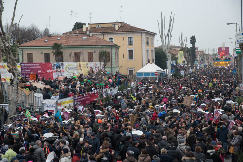 La folla di viale Gramsci