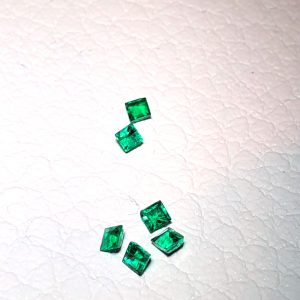 Kleine geslepen smaragdjes voor verwerking in juweeltjes