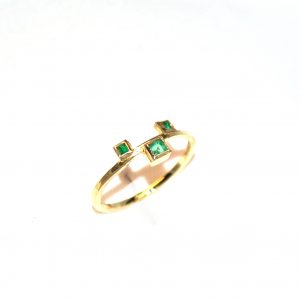 Gloed van smaragdjes in elegante gouden ring
