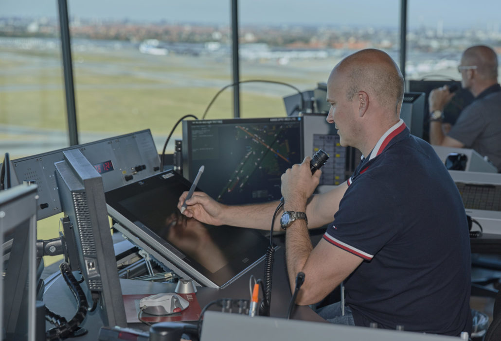 Flyforsinkelserne skyldes bl.a, at der mangler flyveledere til at kontrollere luftrummet over det centrale Europa. (Foto: Naviair)