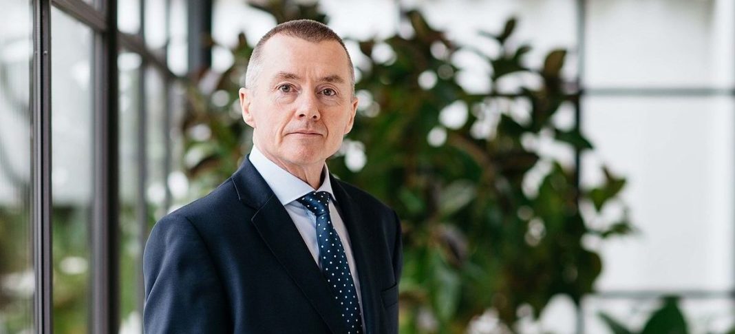 Topchefen for engelsk-spanske IAG, Willie Walsh, har flere gange villet købe Norwegian. Mon han banker på igen nu, hvor Mr. Norwegian – Bjørn Kjos – træder i baggrunden?