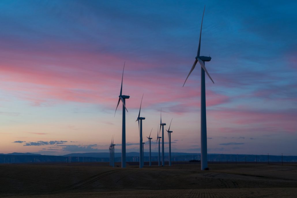 Den kunstige tyske flybenzin skal fremstilles via “power to liquid” princippet, der kræver meget energi. Den skal hentes fra flere vindmøller. (Foto: Dan Meyers / Unsplash)