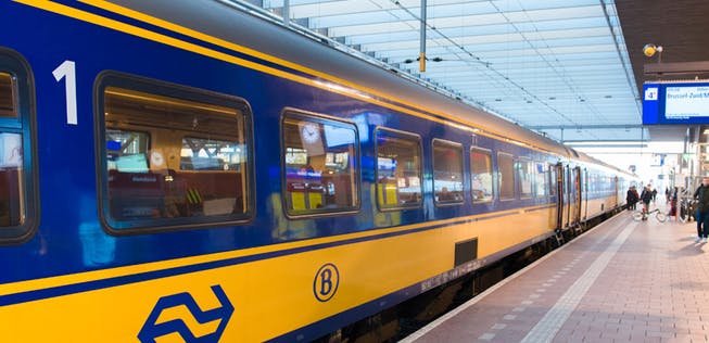 I Holland overvejer regeringen at give folk tilskud, hvis de skifter fra fly til jernbane på deres korte rejser.