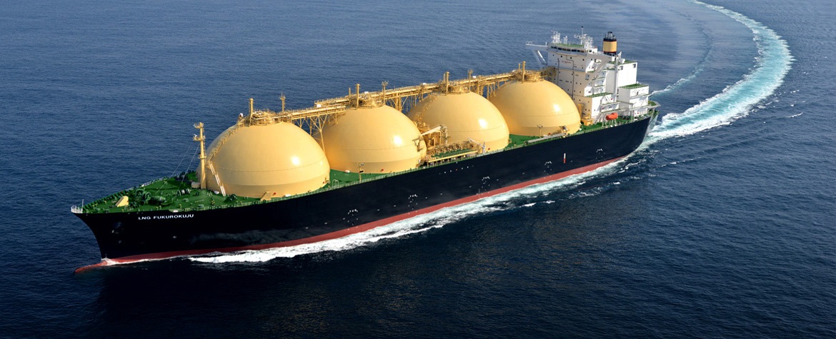 Flydende naturgas (LNG) transporteres ikke rundt i konventionelle tankskibe. Det sker i specialskibe som dette. (Foto: Australia Pacific LNG)