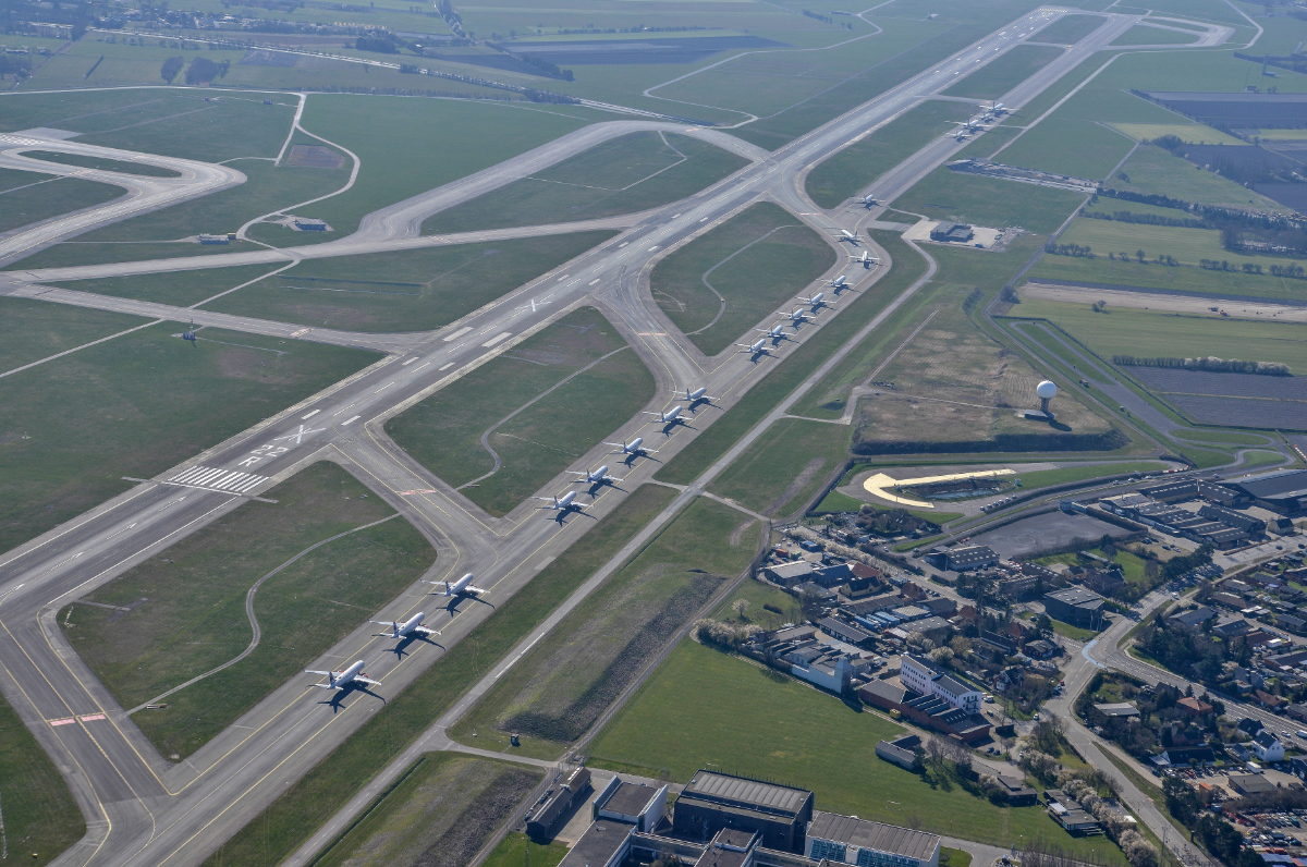 Passagerflyene står parkeret i lange rækker i lufthavnen. (Foto: Københavns Lufthavn)