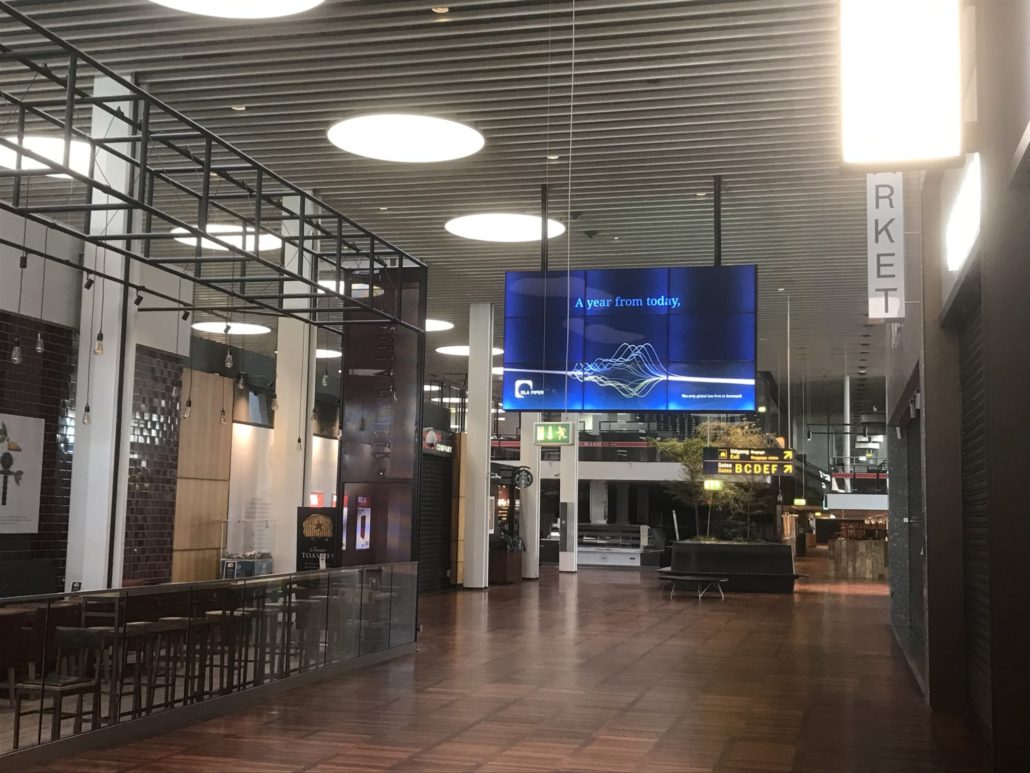 Den ellers meget befærdige indkøbsgade i lufthavnen er helt tom. 142 butikker er lukket. (Foto: Københavns Lufthavn)