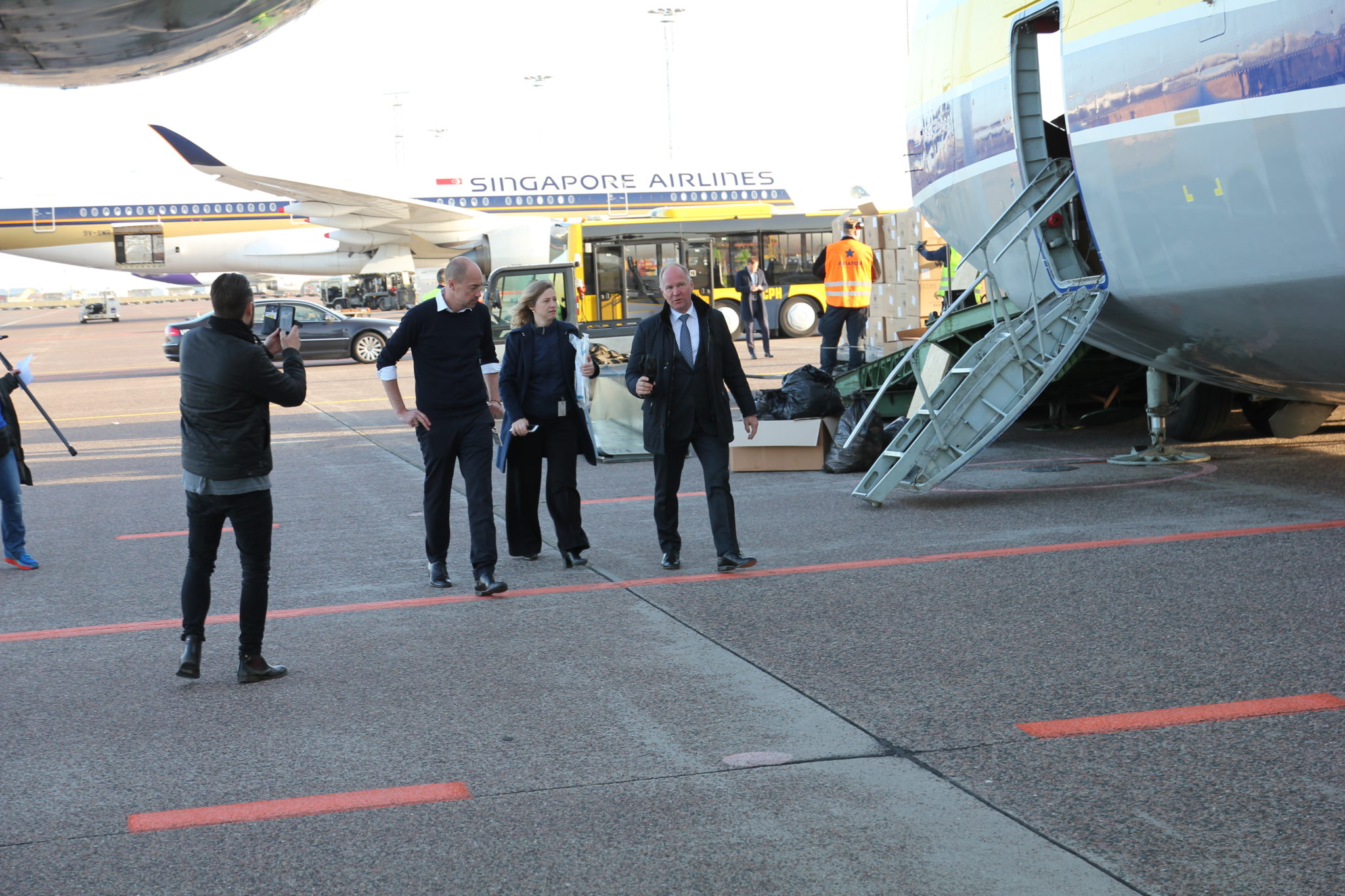 Sundhedsminister Magnus Heunicke og lufthavnens adm. direktør Thomasa Woldbye ankommer til det store Antonov An-124 fly. I baggrunden sendes en Singapore Airlines maskine, der også fragter vigtig cargo mellem København og Asien. www.cph.dk
