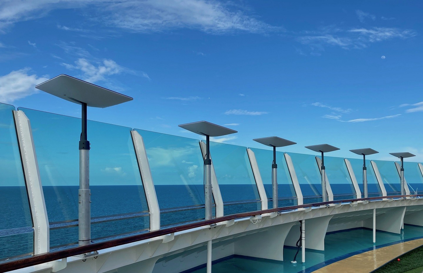 Her er eb strive StarLink satellit-skåle linet op på dækket af et krydstogtskib. (Foto: Royal Caribbean)