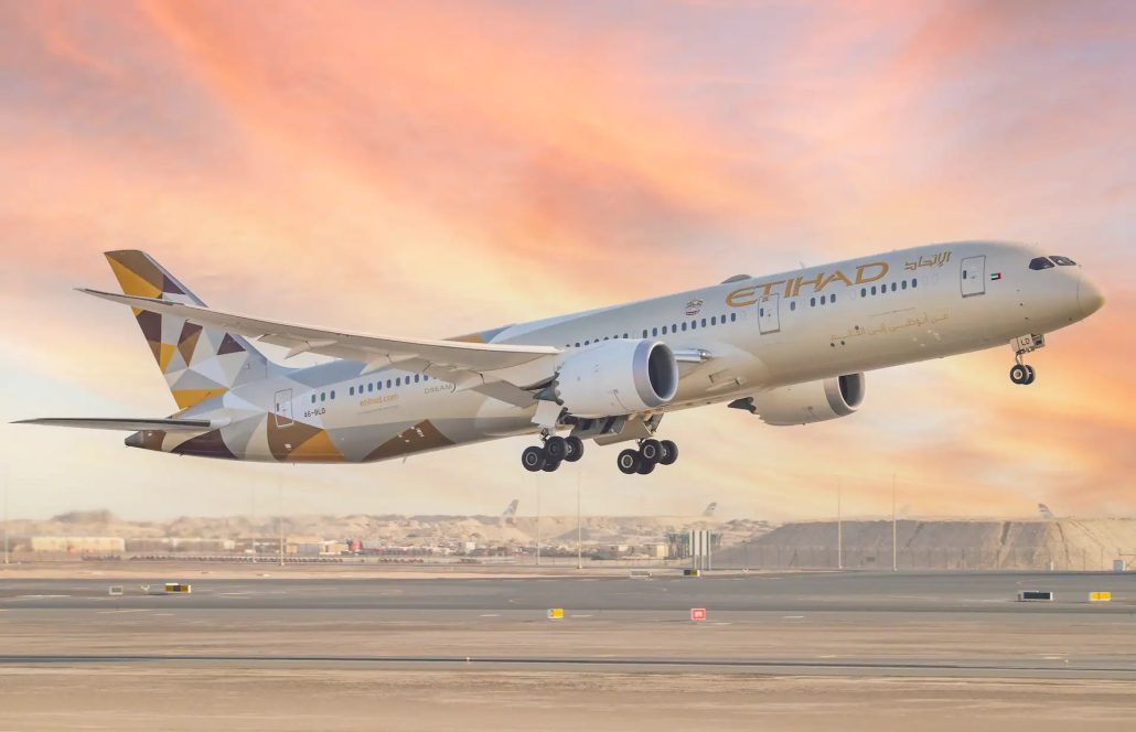Etihad giver sine Economy passagerer mulighed for at booke hele sæderækken billigt, så man får mere plads og albuerum på de lange ruter. (Foto: Etihad)